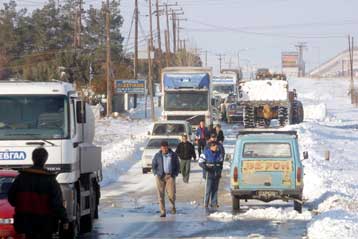 Προβλήματα στα οδικά δίκτυα λόγω της σφοδρής χιονόπτωσης – Διακοπή δρομολογίων ΟΣΕ