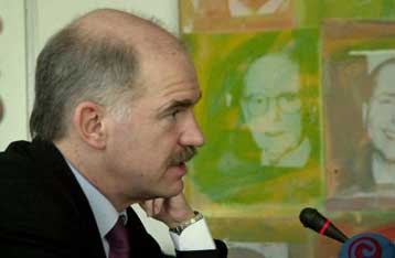 Η πρωτιά στα γκάλοπ μού φέρνει αμηχανία μπροστά στον Κ.Σημίτη, δηλώνει ο Γ.Παπανδρέου