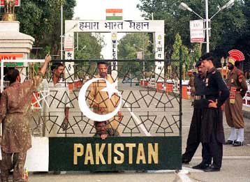 Η Ινδία μετακινεί στρατεύματα κοντά στα σύνορα με το Πακιστάν