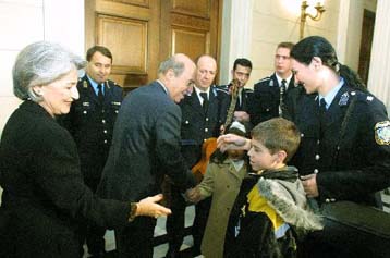 Κοντά στους ανθρώπους της ΕΛΑΣ ο πρωθυπουργός την παραμονή των Χριστουγέννων