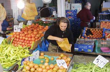 Στο 3,3%  «κλείνει» ο πληθωρισμός το 2001