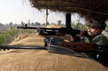 Σε τεντωμένο σχοινί ακροβατεί η ειρήνη στα σύνορα Ινδίας και Πακιστάν