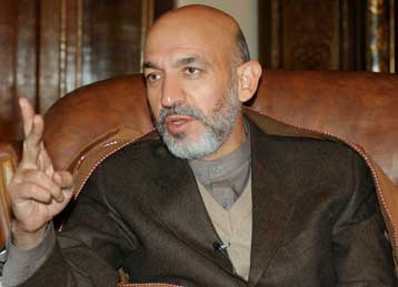 Ο προσωρινός πρωθυπουργός του Αφγανιστάν ζητά να σταματήσουν οι αεροπορικές επιδρομές