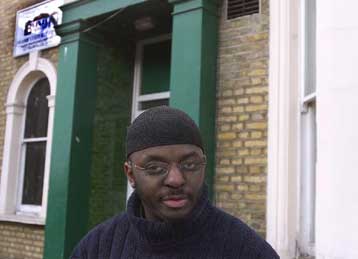 Εκατοντάδες Βρετανοί στρατολογούνται στα τζαμιά, υποστηρίζουν Τimes και Guardian