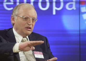 Δέκα νέα μέλη θα αποκτήσει η ΕΕ έως το 2004, σημειώνει ο Γκίντερ Φερχόιγκεν