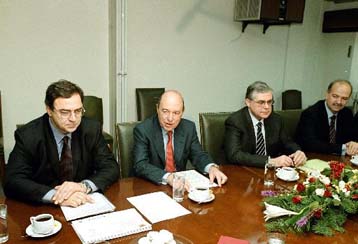 Έτοιμοι, αλλά και σε εγρήγορση για το ευρώ, λέει ο Κ.Σημίτης από το ΥΠΕΘΟ