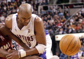 Οι Raptors κέρδισαν τους Lakers, αλλά έχασαν τον Κάρτερ