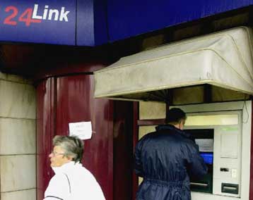 Έτοιμες δηλώνουν οι ελληνικές τράπεζες για τη λειτουργία των ΑΤΜ σε ευρώ