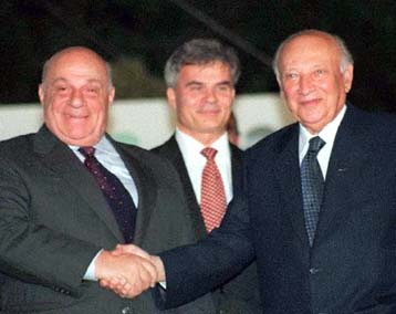 Εν μέσω διαδηλώσεων ολοκληρώθηκε το δείπνο που παρέθεσε ο Γλ.Κληρίδης στον Ρ.Ντενκτάς