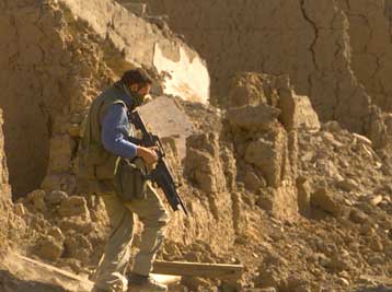 Τουλάχιστον 100 νεκροί σε βομβαρδισμό Αφγανικού χωριού από αμερικανικά αεροσκάφη