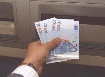 Χωρίς προβλήματα οι πρώτες ώρες με το ευρώ – Από την Πέμπτη το πραγματικό «τεστ»