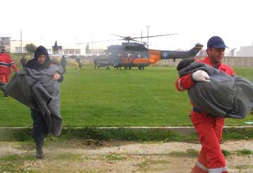 Παιδιά και γυναίκες απομακρύνθηκαν από το σαπιοκάραβο με τους 230 λαθρομετανάστες