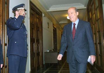 Διαφάνεια και οικονομικό έλεγχο σε κόμματα και βουλευτές υποσχέθηκε ο Σημίτης