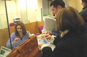 Χωρίς προβλήματα αλλά με ουρές οι συναλλαγές στις τράπεζες