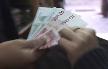 Ομαλά, αλλά και με μικροπροβλήματα, οι πρώτες συναλλαγές σε ευρώ