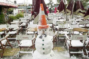 Ο κρατικός μηχανισμός προσπαθεί να κρατήσει ανοικτό το οδικό δίκτυο, δηλώνει ο ΥΠΕΣ