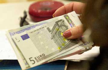 Ταχεία η χρήση του ευρώ στην Ελλάδα, σύμφωνα με την Ευρωπαϊκή Επιτροπή