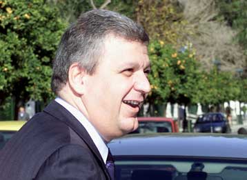 Συγνώμη και όχι αποζημίωση θα πρέπει να ζητήσει ο έκπτωτος μονάρχης, λέει η κυβέρνηση