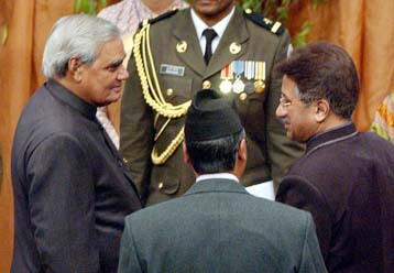 «Ανεπίσημη» συνάντηση Μουσαράφ – Βατζπαγί στο περιθώριο της συνόδου του Νεπάλ