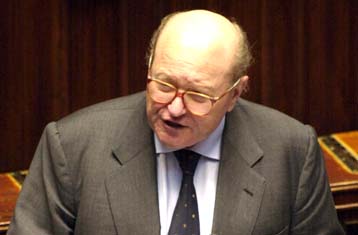 Επικρίσεις δέχεται η κυβέρνηση Μπερλουσκόνι μετά την παραίτηση Ρουτζιέρο