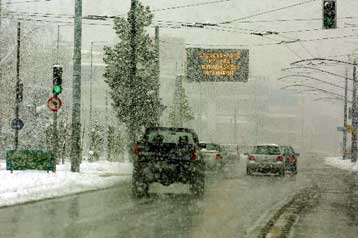 Εξασθενούν οι χιονοπτώσεις, παραμένουν τα προβλήματα