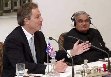 Προσπάθειες του Βρετανού πρωθυπουργού για αποκλιμάκωση της έντασης Ινδίας – Πακιστάν