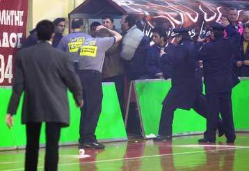 Σοβαρά επεισόδια προκάλεσαν τη διακοπή του ντέρμπι Ολυμπιακού-Παναθηναϊκού