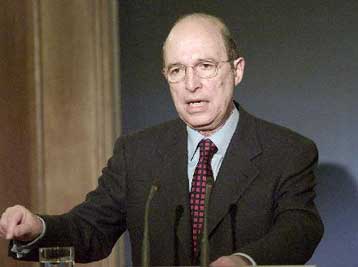 Τις προτεραιότητες της εξωτερικής πολιτικής ανέλυσε ο Σημίτης αναχωρώντας για τις ΗΠΑ