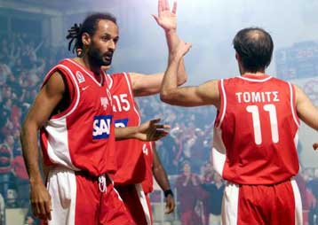 Μόνο ο Ολυμπιακός χαμογέλασε, ήττες για ΑΕΚ και Περιστέρι