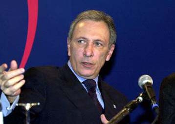 Επίλυση του Κυπριακού εντός του 2002 «βλέπει» ο Τούρκος υπουργός Εξωτερικών