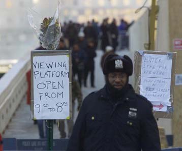 Εξέδρες για το κοινό πάνω από τα ερείπια των Δίδυμων Πύργων από το Δήμο της Ν. Υόρκης