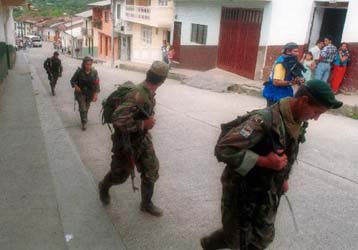 Οι Κολομβιανοί αντάρτες αποχώρησαν από τις ειρηνευτικές συνομιλίες με την κυβέρνηση