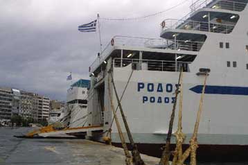 Λιγότερα τα προβλήματα λόγω της κακοκαιρίας – Δεμένα τα πλοία σε Πειραιά και Ραφήνα