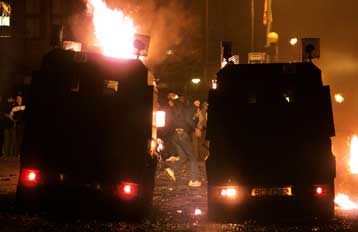 Έκκληση για ηρεμία μετά τα σοβαρά επεισόδια στο Μπέλφαστ