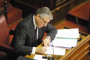 Λύση για το θέμα των ανυπότακτων υποσχέθηκε ο Γ.Παπαντωνίου