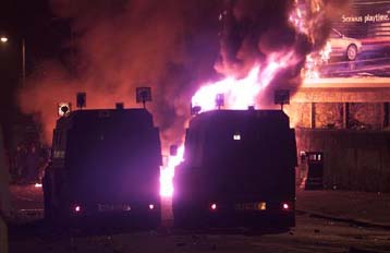 Σφοδρά επεισόδια μεταξύ καθολικών και προτεσταντών στο Μπέλφαστ