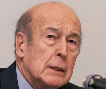 Ο Μπερλουσκόνι να ξεκαθαρίσει τη θέση του για την ΕE, τονίζει ο Ζισκάρ ντΕστέν