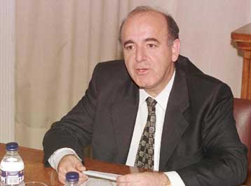 Τις προσαυξήσεις για τις εκπρόθεσμες οφειλές επανεξετάζει το υπουργείο Οικονομικών