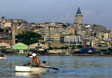 Τριώροφο κατέρρευσε στην Κωσταντινούπολη, με αποτέλεσμα να σκοτωθούν δύο παιδιά