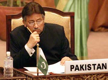 Εν αναμονή διαγγέλματος από τον Μουσαράφ, η Ινδία δηλώνει «έτοιμη για πόλεμο»