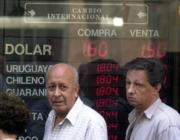 Υποτίμηση του πέσο κατά 41% την πρώτη ημέρα της ελεύθερης διακύμανσής του