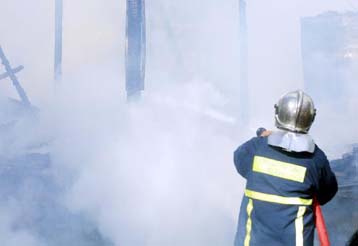 Ζωσμένη στις φλόγες αποθήκη χαρτικών στο κέντρο του Πειραιά