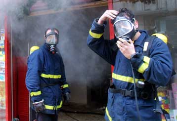 Κατασβέστηκε η μεγάλη πυρκαγιά που ξέσπασε σε αποθήκη στον Πειραιά