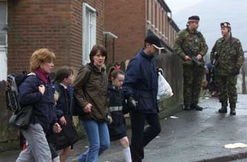 Νέο αιματηρό επεισόδιο στο Μπέλφαστ με νεκρό έναν 20χρονο Καθολικό