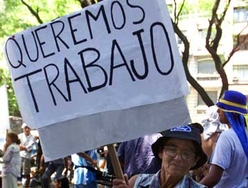 Συνέπεια στην οικονομική πολιτική ζητά από την κυβέρνηση της Αργεντινής το ΔΝΤ