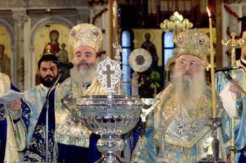 Εξομαλύνεται το κλίμα στις σχέσεις Αρχιεπισκόπου και Μητροπολίτη Πειραιώς