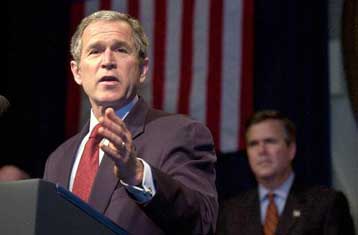 Συμφωνία Μουσαράφ-Βατζπαγί να μειώσουν την ένταση κατόπιν παρέμβασης του Μπους