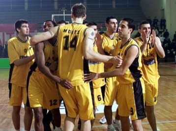 ΑΕΚ για… φίλημα, άφησε πίσω στη βαθμολογία τον Ολυμπιακό μετά το 86-74