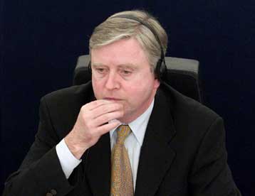 Συνεχίζεται η ψηφοφορία για τον πρόεδρο του Ευρωκοινοβουλίου – Προηγείται ο Κοξ