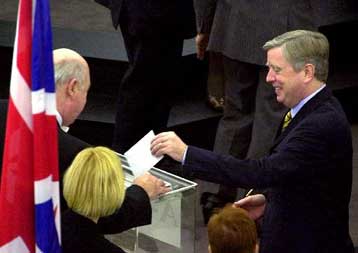 Στον τρίτο γύρο εξέλεγη ο Ιρλανδός Πατ Κοξ πρόεδρος του Ευρωπαϊκού Κοινοβουλίου